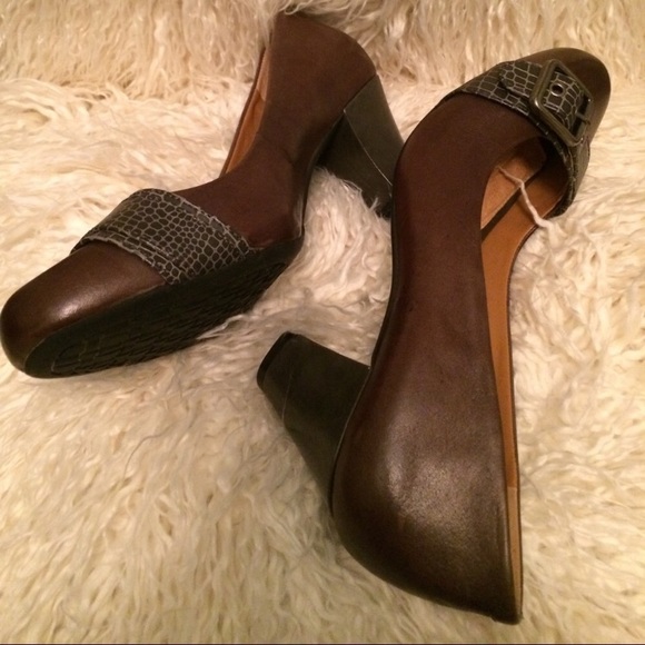 Michelle D buckle toe brown leather pumps size 9 - Picture 6 of 8